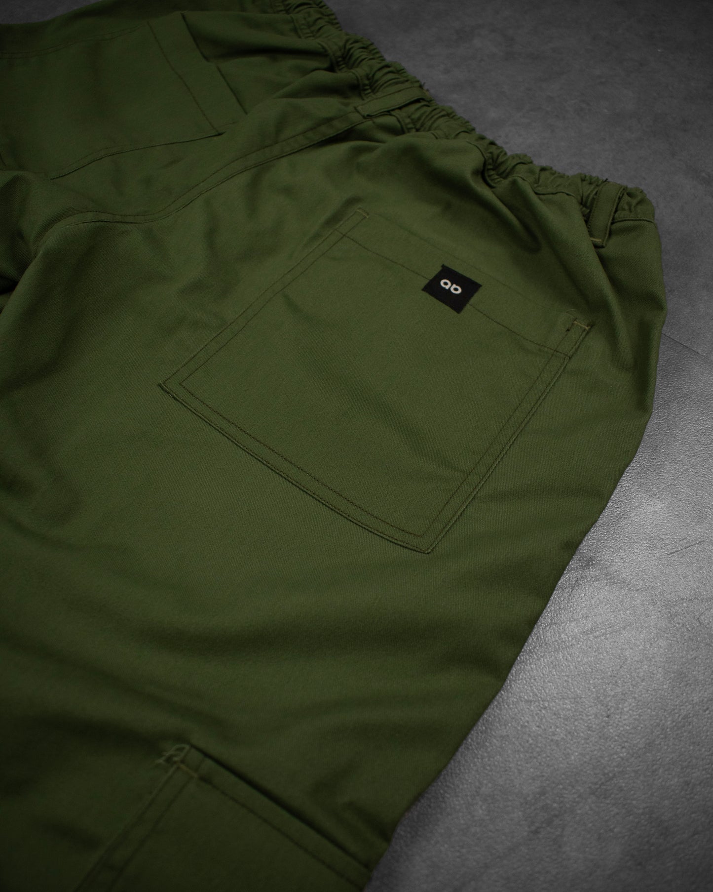 work trousers | utility hexa-pockets | hybrid belt-loop | loose-fit | classic twill | fern