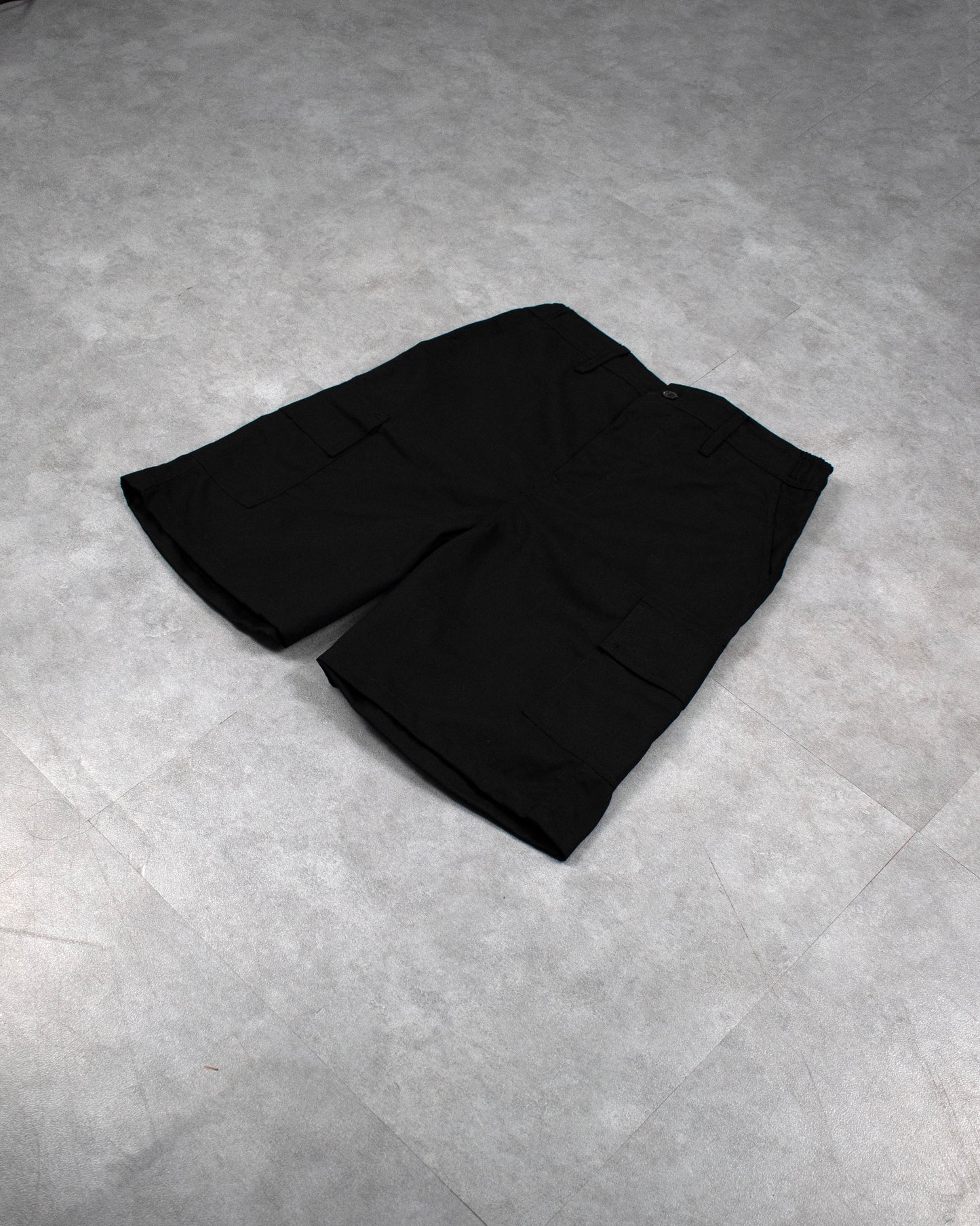 long shorts | hybrid belt-loop | below-knee | black