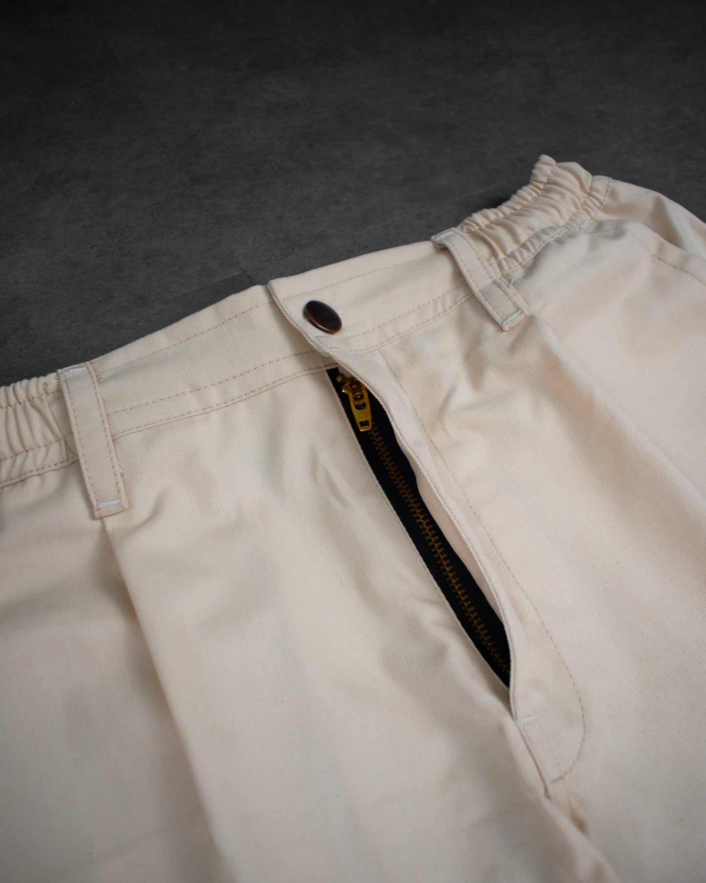 work trousers | utility hexa-pockets | hybrid belt-loop | loose-fit | classic twill | crème