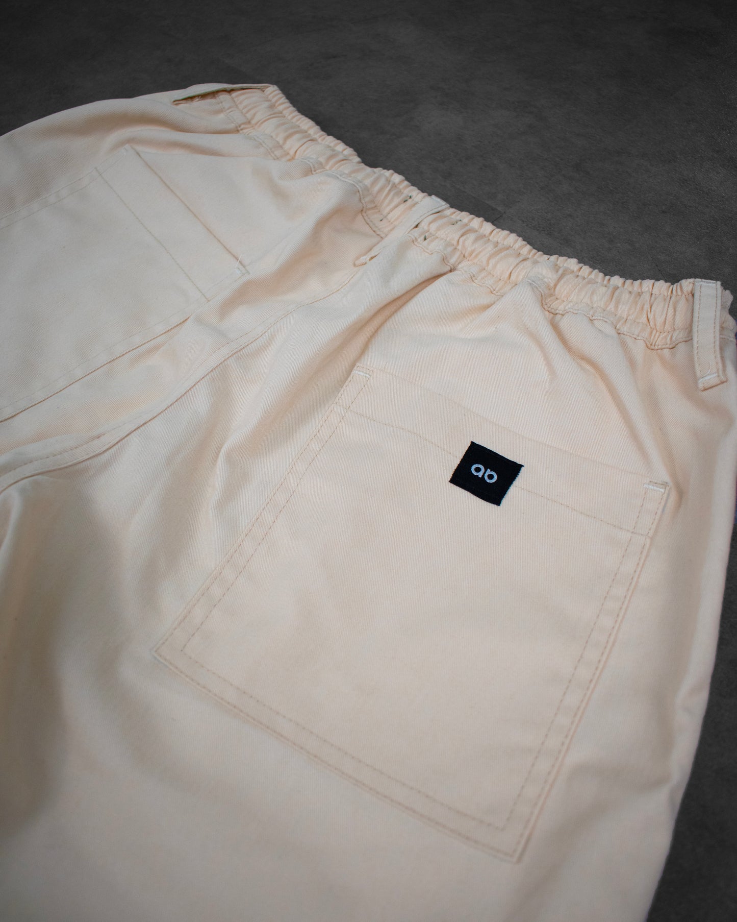work trousers | utility hexa-pockets | hybrid belt-loop | loose-fit | classic twill | crème