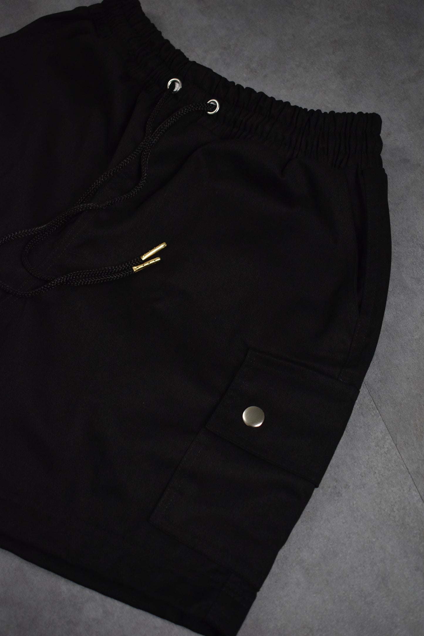 cargo shorts II | basic snap design | tailored | black