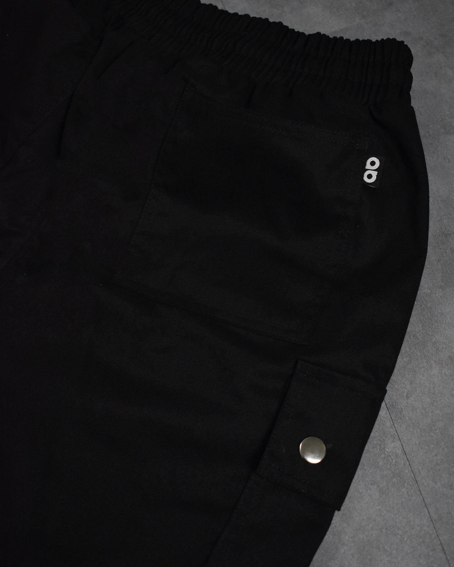 cargo shorts II | basic snap design | tailored | black