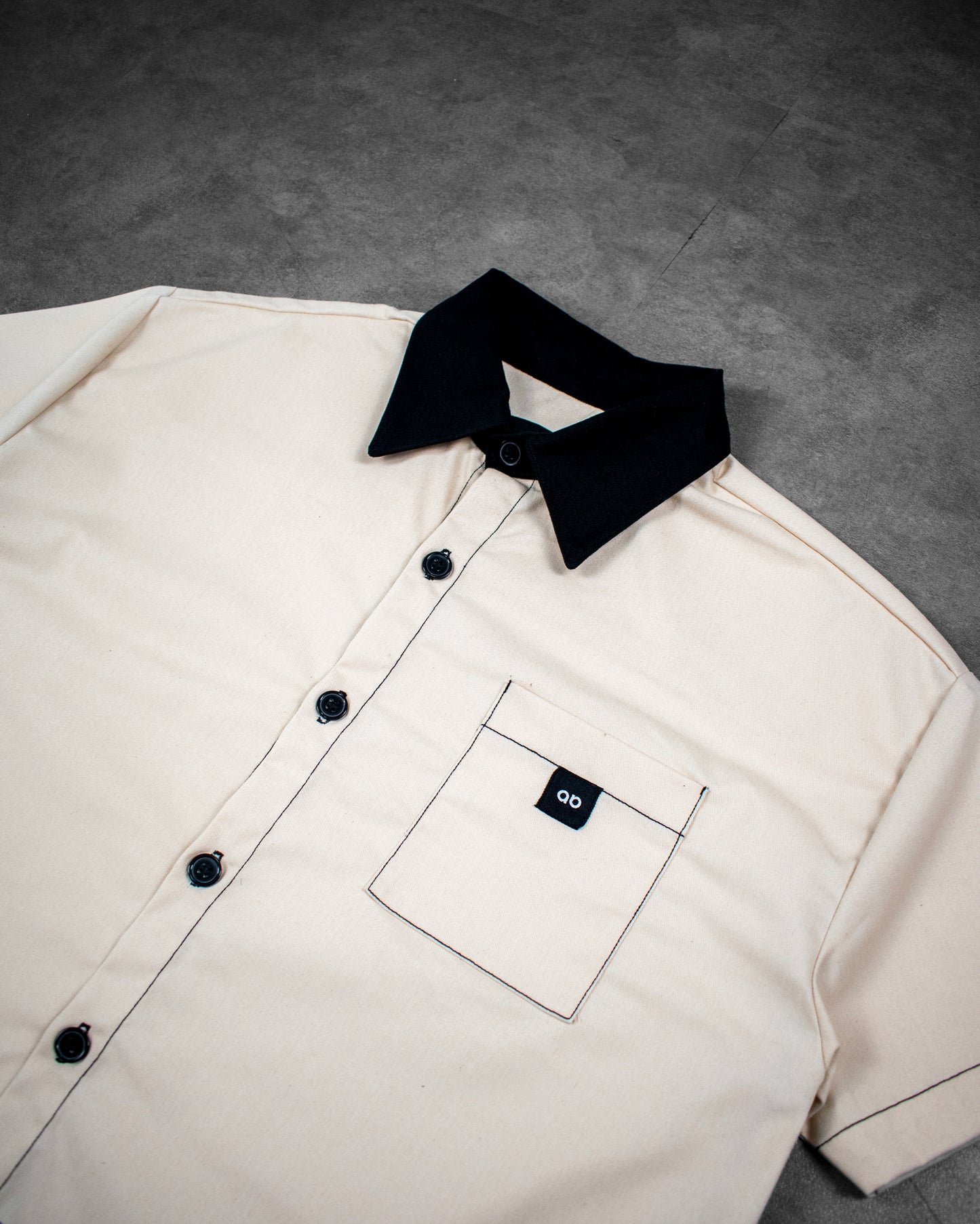 cropped polo shirt | button-down | drop shoulder | dual-tone and box fit | classic twill | crème
