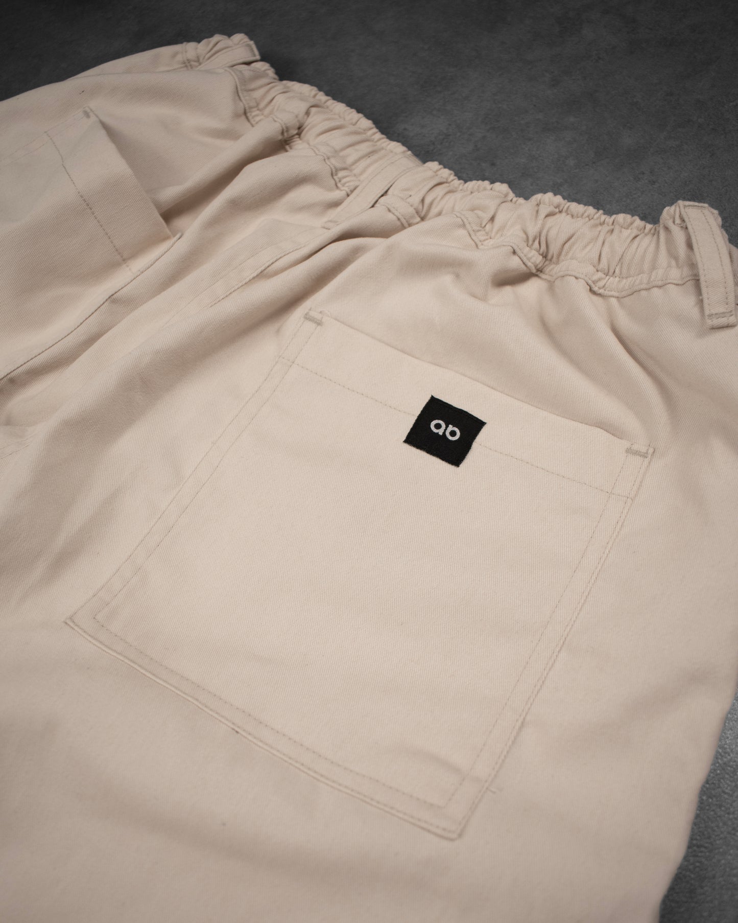 work trousers | hybrid belt-loop | loose-fit | classic twill | crème