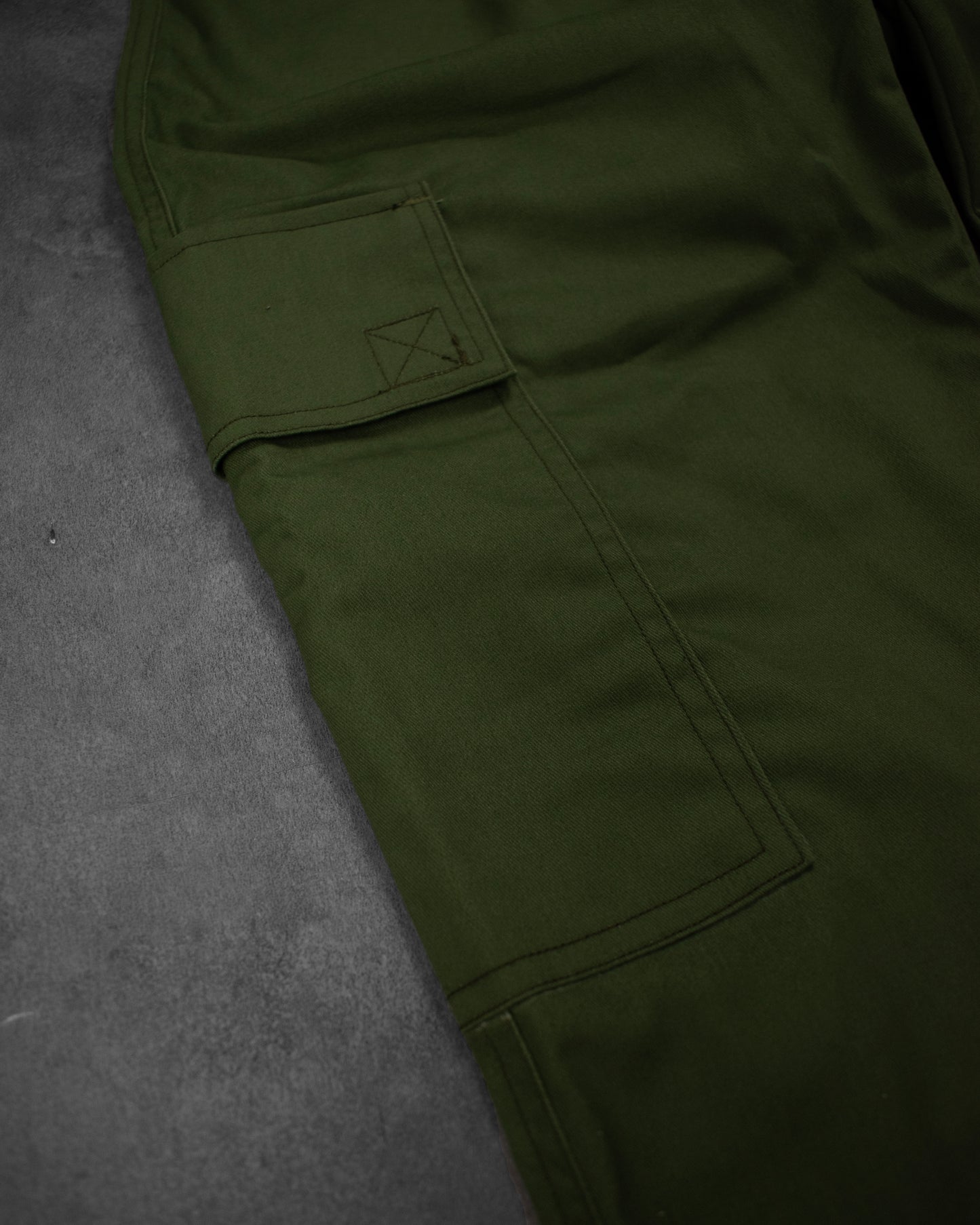 work trousers | utility hexa-pockets | hybrid belt-loop | loose-fit | classic twill | fern