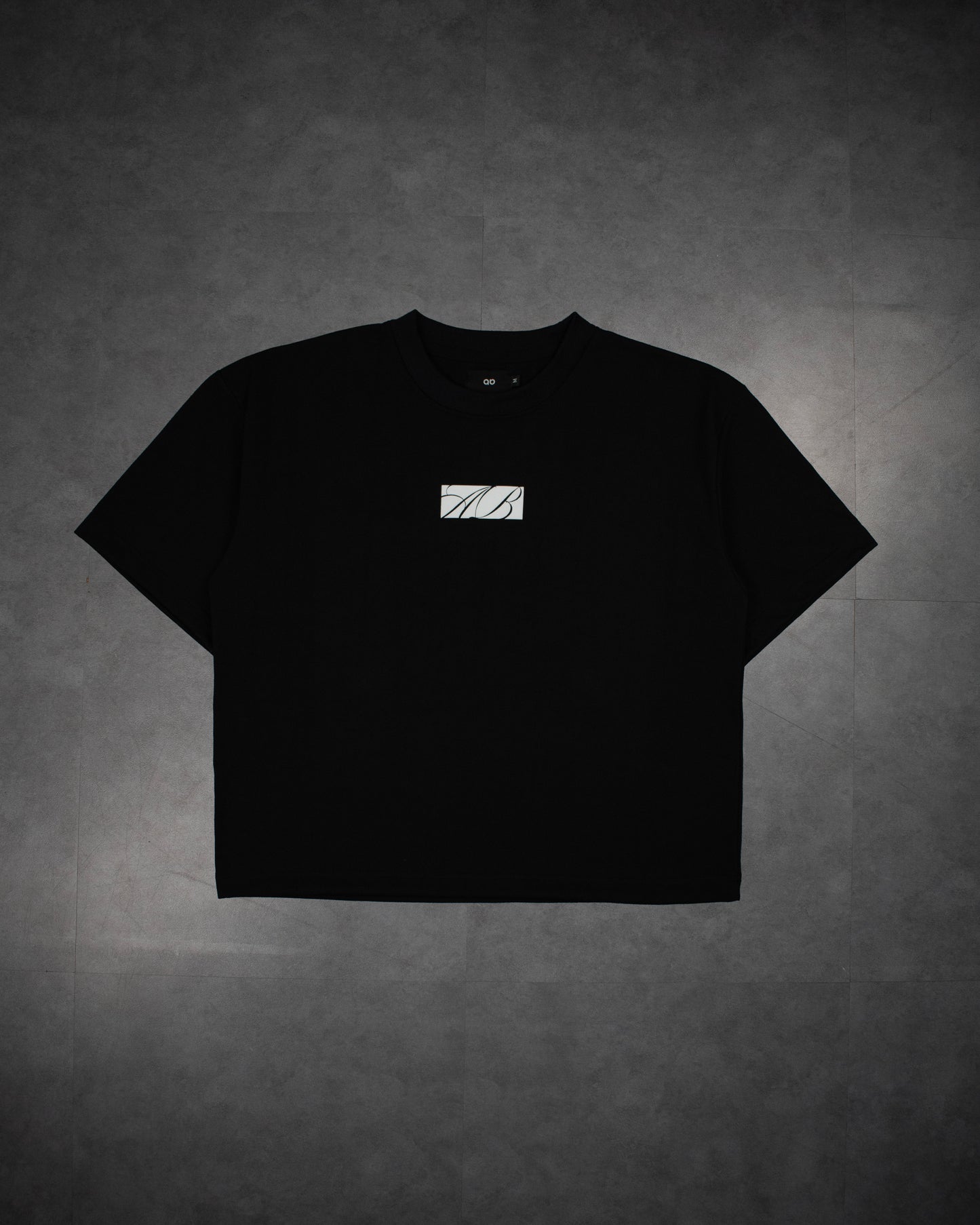 oversized tee | "cropped and box" fit | 250gsm | scénario | black