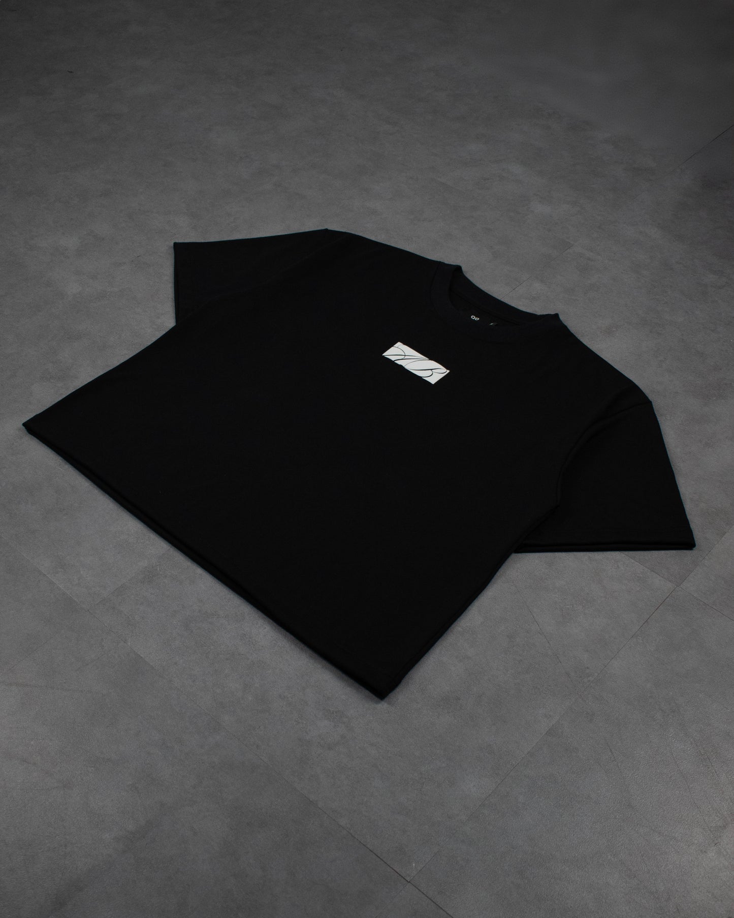 oversized tee | "cropped and box" fit | 250gsm | scénario | black