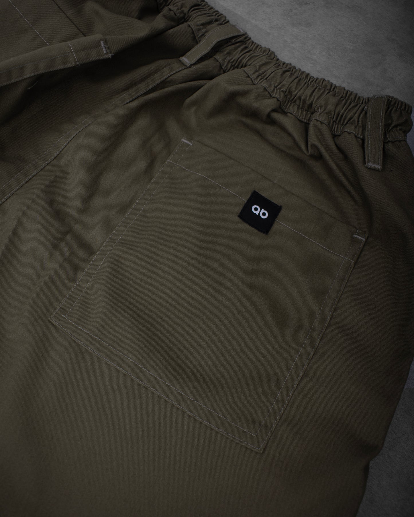 work trousers | hybrid belt-loop | loose-fit | classic twill | olive