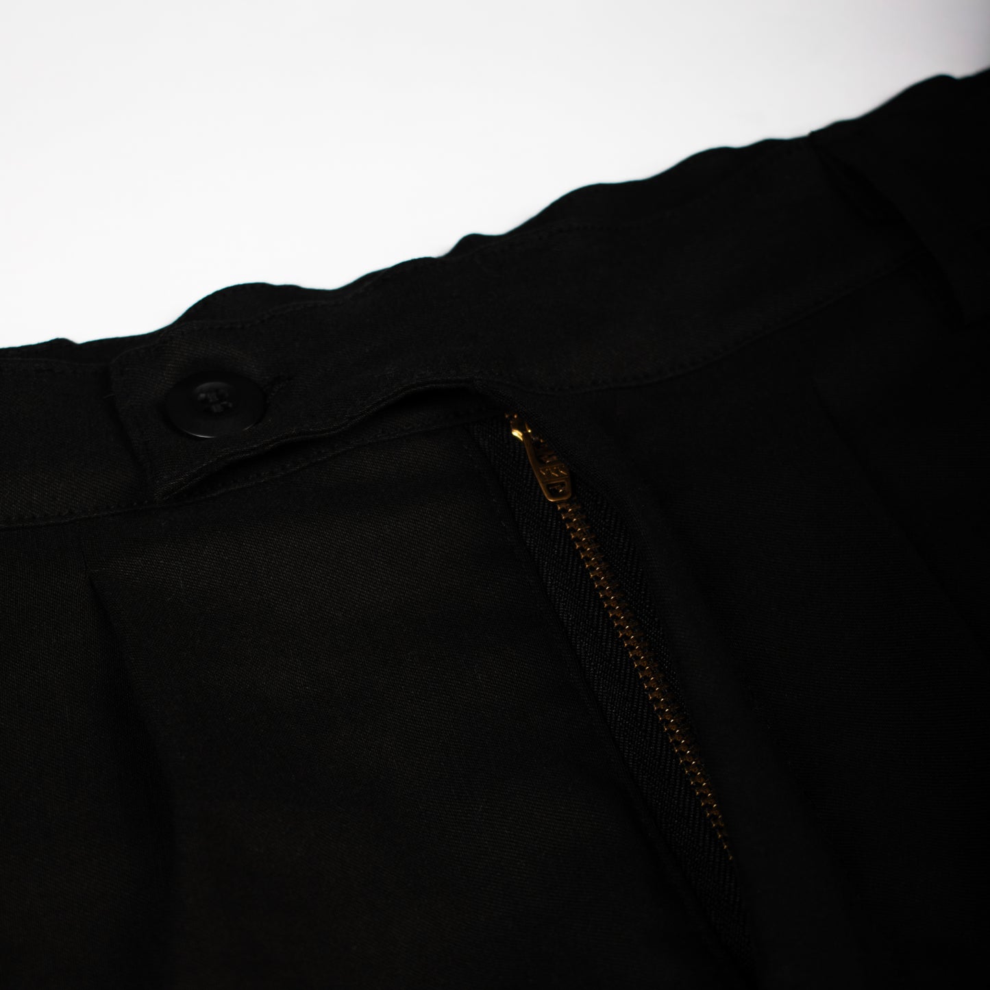 wide & straight pleated trousers | black